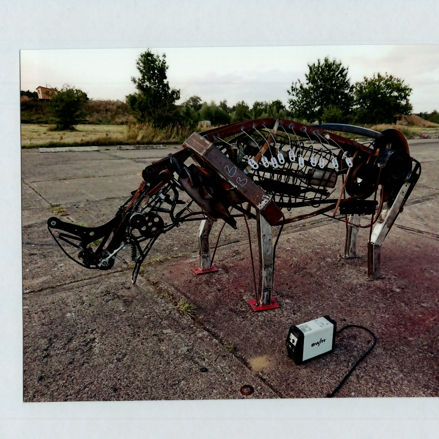 Nashorn aus recycelten Stahlteilen geschweißt